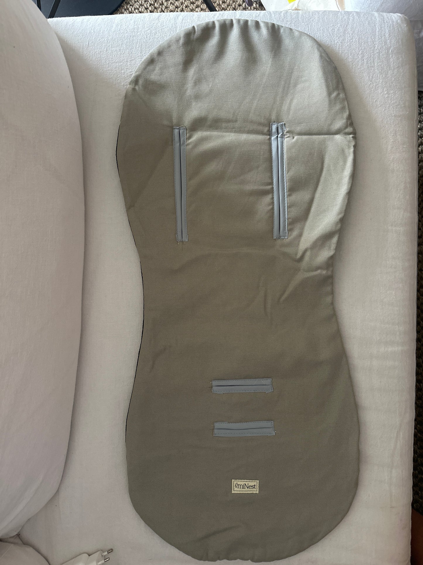 Colchoneta de coche gris